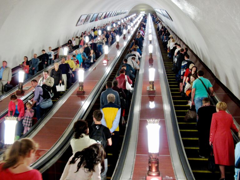 Menschen stehen auf den Rolltreppen einer Moskauer Metrostation