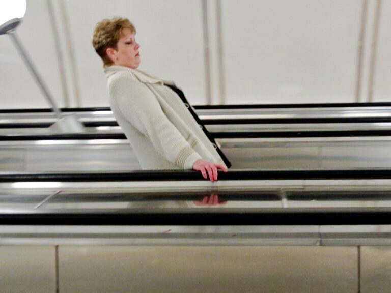 Fahrgäste auf nebeneinanderliegenden Rolltreppen in einer Moskauer Metrostation